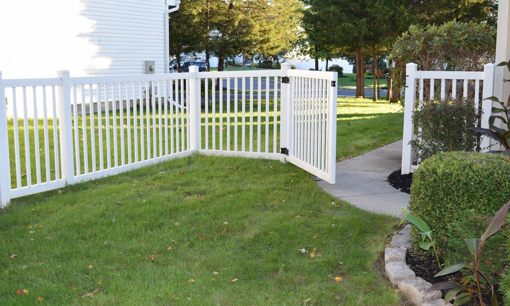 Vinyl fencing with gate access