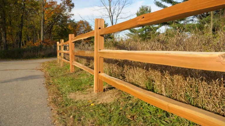 Slip fence with alternating board pattern