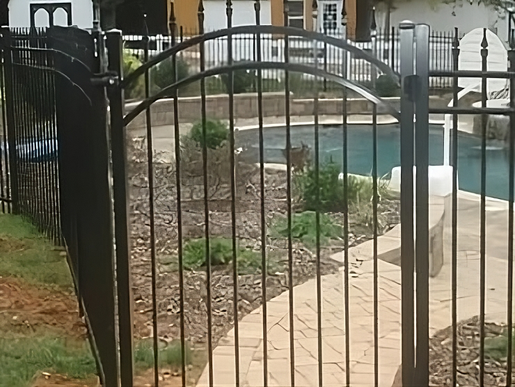 Aluminum fence with vertical bars